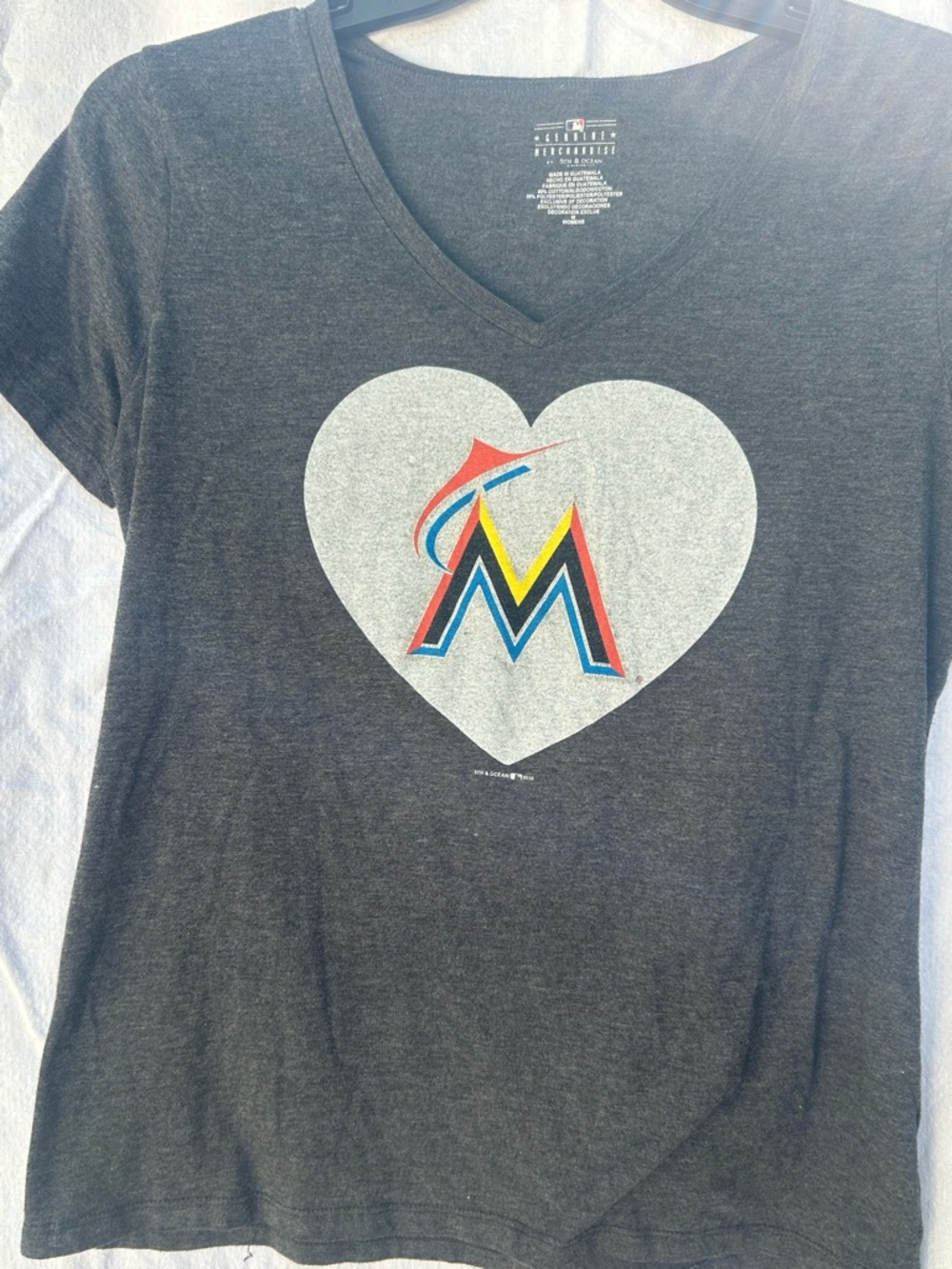 Miami Marlins Women’s V-Neck Shirt Medium MLB Heart Logo Tee